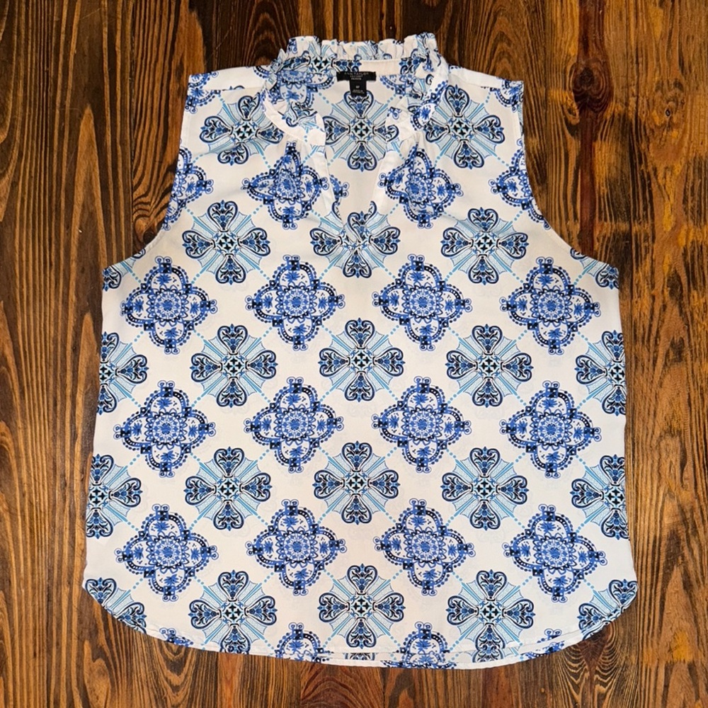 Ann Taylor Blue & White Pattern Ruffled Neckline Sleeveless Blouse